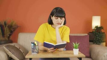 Woman with notebook thinks and takes notes. video