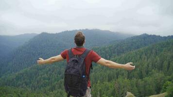 el hombre quien toma un profundo aliento a el cumbre. video