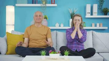 homem e mulher meditação. video