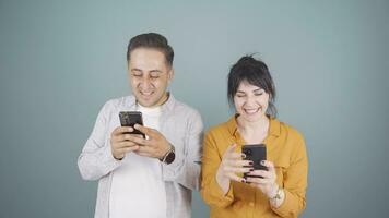 Pareja mensajes de texto en el teléfono. video