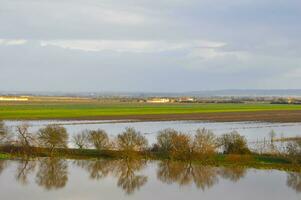 agrícola campos y carreteras inundado debido a pesado lluvia en Portugal foto