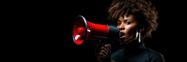 generativo ai, estudio Disparo de africano mujer utilizando un megáfono en contra un negro fondo, un poderoso declaración foto