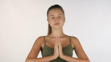 lindo jovem mulher meditando com olhos fechadas isolado video