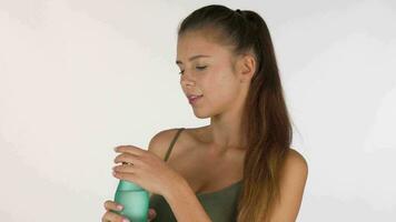 bellissima donna godendo potabile acqua a partire dal un' bottiglia, isolato video