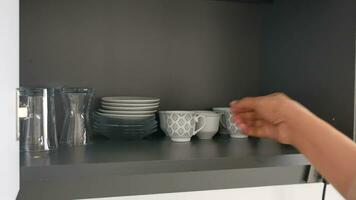Tee Tasse und Glas im ein Küche Kabinett Schublade video