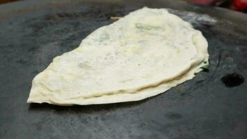 cozinhando turco Comida. Pão Pita pão é cozinhou em a rua. video