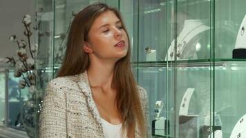 attraktiv ung affärskvinna handla för Smycken på de Lagra video