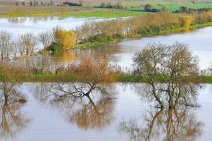 agrícola campos y carreteras inundado debido a pesado lluvia en Portugal foto