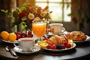 desayuno con café, cruasanes, naranja jugo y frutas, arroz con vegetales y camarones en negro fondo, parte superior vista, ai generado foto