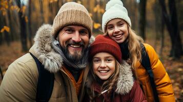 contento familia en el otoño bosque. padre, madre y hija son caminando en el parque ai generado foto