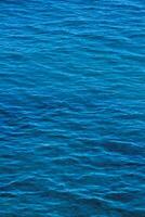 el Oceano es azul y tiene un lote de agua foto