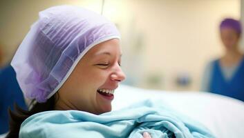 un sonriente hembra paciente acostado en un cama a el hospital. ai generado. foto