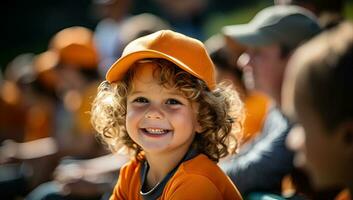 pequeño chico con Rizado pelo en naranja béisbol gorra sentado en banco y sonriente ai generado foto