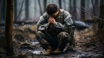 un hombre en un militar uniforme se sienta en el suelo en el bosque ai generado foto