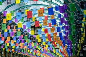 banderas con lgbt positivo mensajes acerca de orgullo, divertido, amor en convento jardín en Londres, Reino Unido foto