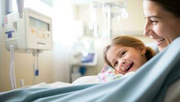 sonriente pequeño niña acostado en hospital cama con su madre mirando a su. ai generado. foto