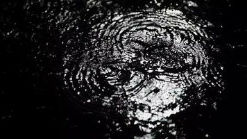 gocce di pioggia durante un' pesante acquazzone pioggia a notte, ciclo continuo sfondo, suono incluso video
