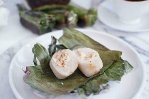 lemper bakar. lemper es un tradicional indonesio bocadillo hecho de glutinoso arroz y lleno con pollo carne y envuelto en plátano hojas. selectivo atención foto