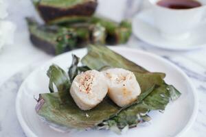 lemper bakar. lemper es un tradicional indonesio bocadillo hecho de glutinoso arroz y lleno con pollo carne y envuelto en plátano hojas. selectivo atención foto