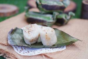 lemper bakar. lemper es un tradicional indonesio bocadillo hecho de glutinoso arroz y lleno con pollo carne y envuelto en plátano hojas. selectivo atención foto