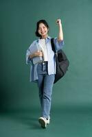 retrato de un hermosa asiático estudiante en un verde antecedentes foto