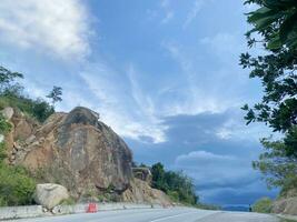 paisaje de rocoso montaña azul cielo y nubes noche a narathiwat provincia tailandia foto