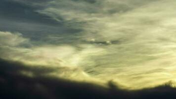 Regenbogen Wolken oder Regenbogen Wolken. das Wolken haben ein farbig Schicht um das Kanten. video