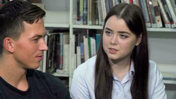 aantrekkelijk jong vrouw pratend naar haar college vriend Bij de bibliotheek video