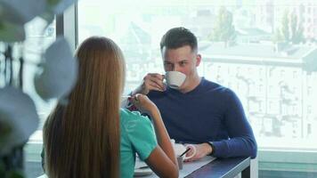 bonito alegre homem tendo encontro com dele namorada, desfrutando café da manhã juntos video