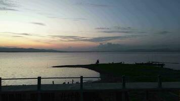 Antenne Aussicht von Menschen genießen ein Picknick auf das Ufer von Schwebe See, gorontalo video