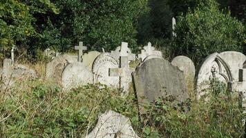 tumbas y cruces a gótico cementerio foto