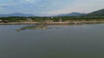 aérien vue de gens profiter une pique-nique sur le rive de les limbes lac, gorontalo video