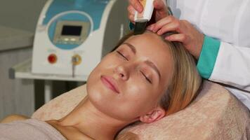 fantastisk kvinna med perfekt hud få ultraljuds- ansiktsbehandling behandling video