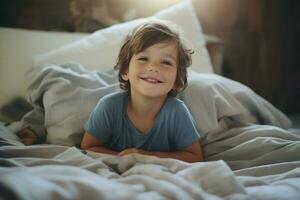 linda pequeño chico sonriente en cama a hogar. generar ai foto