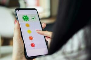 clientes escoger emoticones clasificación a Servicio en en línea solicitud. concepto de cliente satisfacción encuestas, comentarios de Tienda productos a evaluar el calidad líder a negocio reputación clasificación. foto