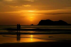 silueta de Pareja a el naranja mar puesta de sol cielo. generar ai foto