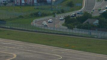 sochi, ryssland juli 29, 2022 - boeing 777, ra73340 av nordvind flygbolag taxning på bana på adler flygplats. flyg avresa. motorväg, trafik polis inspektörer video