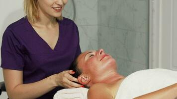 relajado suceder mujer consiguiendo cabeza masaje a spa centrar video