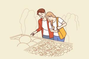 hombre y mujer hacer compras a mercado y estar cerca cajas de vegetales a agricultores justa foto