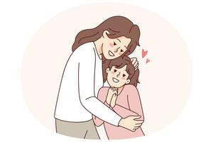 contento madre abrazando pequeño hija foto
