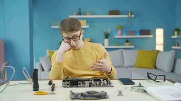 The young man who cannot solve the technology is sad. video