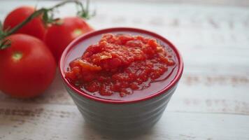 tomate pâte avec mûr tomates. video