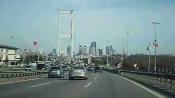 Truthahn Istanbul 12 23 März 2023. szenisch Aussicht von der Verkehr auf das Straße von ein Auto video
