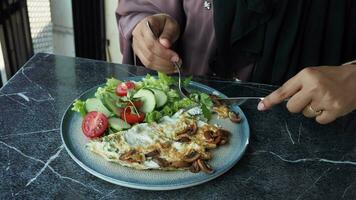 mangiare pianura uovo frittata su tavolo video