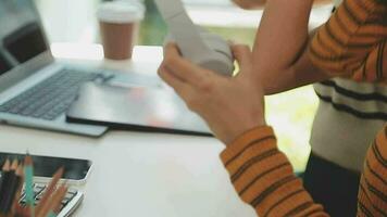 multi-etnisch groep van gelukkig bedrijf mensen werken samen, vergadering en brainstorming in kantoor gebruik makend van computer, laptop, tablet, en mobiel telefoon. video