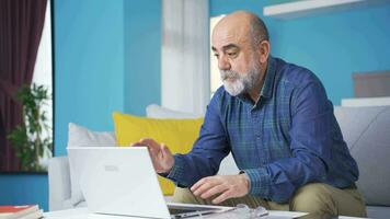The old man who cannot use technological tools has problems. video