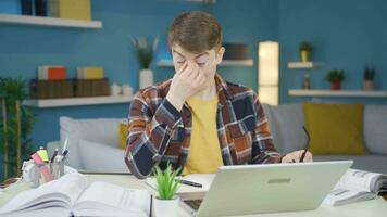 estudiante con dolorido ojos. video