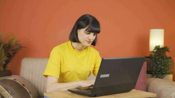 mulher enviando errado enviar em computador portátil. não pode pegue enviar voltar. video