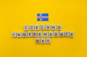 diciembre 1, independencia día en Islandia, el bandera de Islandia, un minimalista bandera con el inscripción en de madera letras en un naranja antecedentes foto