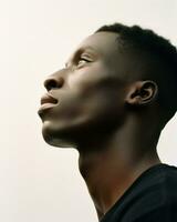 un africano hombre vistiendo un negro camisa miradas hacia arriba.. generativo ai foto